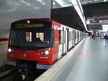 Fahrzeug der Baureihe DT3 derU-Bahn Nürnberg mit ausgefahrenen Schiebetritten