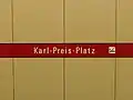 Stationsname an den Hintergleiswänden