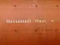 Stationsname an den Hintergleiswänden
