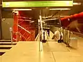 Abgang vom Verteilergeschoss zur Bahnsteigebene