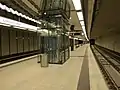 Einer der beiden Aufzüge auf der Bahnsteigebene