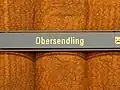 Stationsname an den Hintergleiswänden