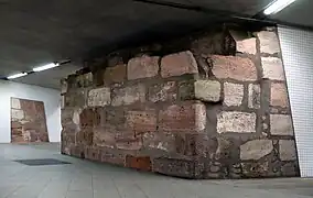 Rathenauplatz, Nürnberg:Fragmente der spätmittelalterlichen Stadtmauer als Teil des Personentunnels