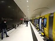 Kontrastreicher Leitstreifen eines Bodenleitsystems auf dem Bahnsteig und kontrastreich markierte Bahnsteigkante(Rotes&nbsp;Rathaus, Berlin)
