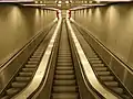 Lange Fahrtreppen durch die große Tiefe