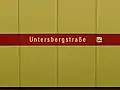 Stationsname an den Hintergleiswänden