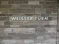 Stationsname an den Bahnsteigwänden