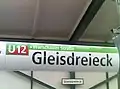 Überklebte U1-Fahrgastinformation der Linie U12 mit Fahrtziel Warschauer Straße am U-Bahnhof Gleisdreieck