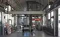 Im Aufnahmegebäude