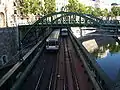 Zwei Züge der U4 bei der Querung des Wienflusses auf der Zollamtsbrücke zwischen Landstraße und Schwedenplatz