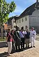 Einweihung (2020), v.l.n.R.: Karen Essrich (Ortsvorsteherin), Doris Presler, die Bronzestatue, Prof. Dr. Dr. Gerd Presler, Ulrich J. Sekinger, Albert Käuflein (Kulturbürgermeister)