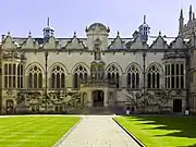 Vorderer Innenhof („Front Quad“) mit dem Eingangsportal zur College-Halle