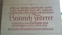 Inschrift an der katholischen Pfarrkirche