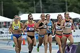 Sara Vaughn (rot-blaues Trikot, dunkle Sonnenbrille)Rang zehn in 4:06,83&nbsp;min