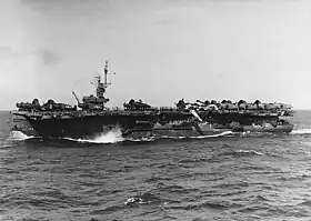USS Attu mit Sturmschäden, 1945