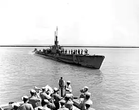 Cabrilla (SS-288) läuft nach einer Feindfahrt während des Zweiten Weltkriegs im Hafen von Freemantle ein.