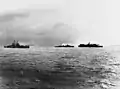 16:04&nbsp;Uhr: Begleitschiffe entfernen sich von der Princeton (rechts). Man beachte die durch die zweite Explosion verursachten Schäden und den rauchenden Zerstörer (Bildmitte)