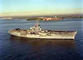 Die Guadalcanal passiert Ellis Island, Mai 1992