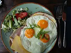 Uitsmijter met ham en kaas (Strammer Max)