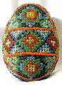 Ukrainisches Perlenei mit geometrischem Muster, 2009.