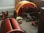 Offener Generator&nbsp;(rechts) und Läufer&nbsp;(links) der Maschine&nbsp;E1 während Reparaturarbeiten