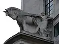 Gegenstück: Skulptur einer Frau und eines Pferdes am Unilever House (Kontrollierte Energie), von rechts