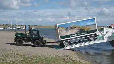 Die Lkw-Anhänger werden an Bord geschoben. Deutlich zu sehen: Der Winkel von 160° zwischen den Rampen