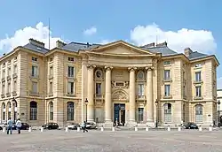 Frontansicht des Hauptgebäudes der ehemaligen rechts- und staatswissenschaftlichen Fakultät der Universität Paris