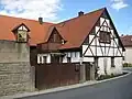 Untere Dorfstraße 13, Bauernhaus mit Fachwerkobergeschoss, wohl 18./19. Jahrhundert (vor 1833)