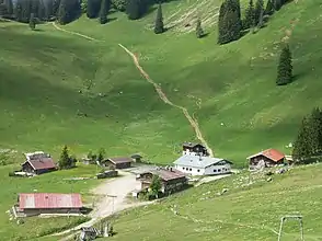 Das Zentrum der Firstalm von Nordosten