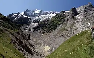 Die kümmerlichen Überreste des Unteren Grindelwaldgletschers (dunkle, verschmutzte Partien) mit Gletscherrandsee mit dem darüber liegenden, weissblauen Ischmeer. Darüber thronen die Fiescherwand und die Fiescherhörner (4049 m). Ganz rechts ein namenloser Gipfel (2251 m) und die Ostegg (2710 m), die östlichsten Ausläufer des Eigers. Links im Bild die grüne Bänisegg. Direkt dahinter wäre der ursprüngliche obere Zufluss des Unteren Grindelwaldgletschers gewesen, diese Verbindung existiert aber nicht mehr. Von der Bäregghütte (1772 m) aus aufgenommen (Juli 2009).