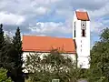 St. Johannes der Täufer mit wiederaufgebauten Kirchturm
