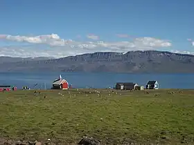 Der Heliport von Upernavik Kujalleq mit der Kirche im Hintergrund (2007)