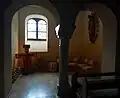 Die Rosenkranzkapelle unter der Orgelempore beherbergt die Rosenkranzmadonna.