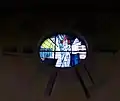 Das nordöstliche, von Alois Plum gestaltete Rundfenster zeigt den Heiligen Geist in Taubengestalt.