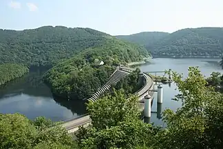 Blick vom Südwestende der Urftstaumauer zum Kermeter hinten links;im Vordergrund links der Obersee (Vorsperre der Rurtalsperre)mit Staumauer-Überlauf der Urfttalsperre