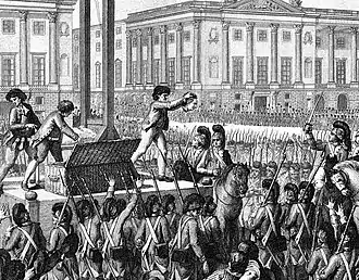 Soldaten umschließen ein Schafott, auf dem eine Guillotine und drei Henker stehen; einer von ihnen präsentiert den abgetrennten Kopf eines Hingerichteten