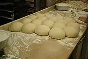 Teilung in einzelne „Brüche“ (1 Bruch = 30 Brötchen)