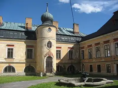 Schlosshof mit neogotischem Brunnen