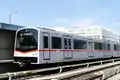 Wagen der Linie U3 nahe der Station Erdberg, im Hintergrund das Kundenzentrum der Wiener Linien