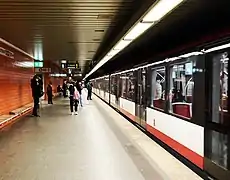 Einfahrender G1 im U-Bahnhof Hauptbahnhof