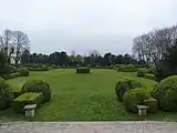 Überrest eines formalen Gartenparterres mit rekonstruierten Hecken