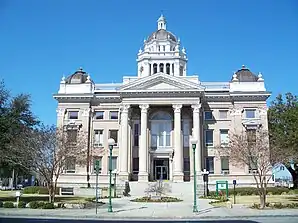 Lowndes County Courthouse (2010). Das Courthouse entstand 1905 im Stile des Neoklassizismus. Der Architekt Frank Pierce Milburn entwarf Courthouses aber auch andere öffentliche Gebäude in mehreren Bundesstaaten. Um das Gebäude sind mehrere Denkmäler für Veteranen unterschiedlicher Kriege gruppiert, auch eines für die Angehörigen der Confederate States Army. Im September 1980 wurde das Lowndes County Courthouse als drittes Objekt im County in das NRHP eingetragen.