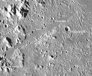 Vallis Alpes, unterhalb davon Trouvelot (LROC-WAC)