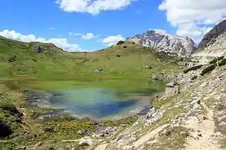 Blick nach Nordnordwesten mit Piz Cunturines, Valparolasee und Passhütte