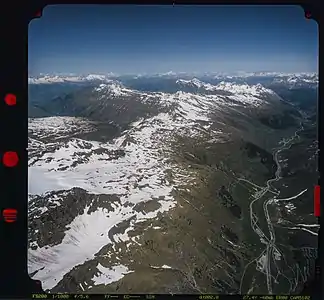 Bergrücken Valserberg und Valserhorn: links Peiltal, rechts Dorf Hinterrhein mit San Bernardino-Portal