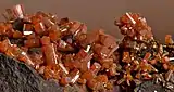 Orange-rote Vanadinit-Kristalle aus Mibladen, Marokko (Bildbreite ca. 40 mm)