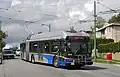 E60LFR-Gelenkwagen Nummer 2506 auf Linie 20.