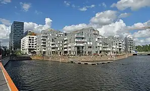 Foto einer Bucht mit Gebäuden entlang der Küstenlinie