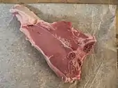 Rohes Kalbskotelett mit Filet